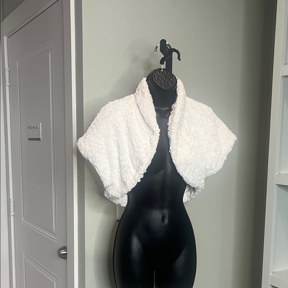 Jessica Howard White Faux Fur Shrug